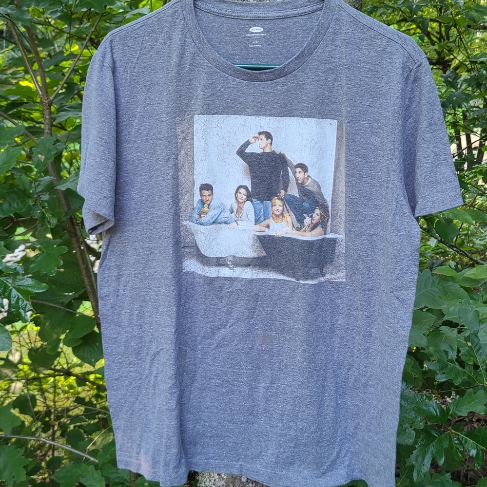 Old Navy Friends TV Show Graphic Tee 🛋️ Bathtub Cast Photo T-Shirt Size L